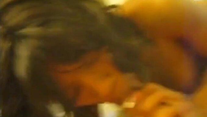 贝克斯菲尔德的黑人妓女在业余视频中吞下我的精液