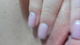 女孩在大学里做乳交和自慰