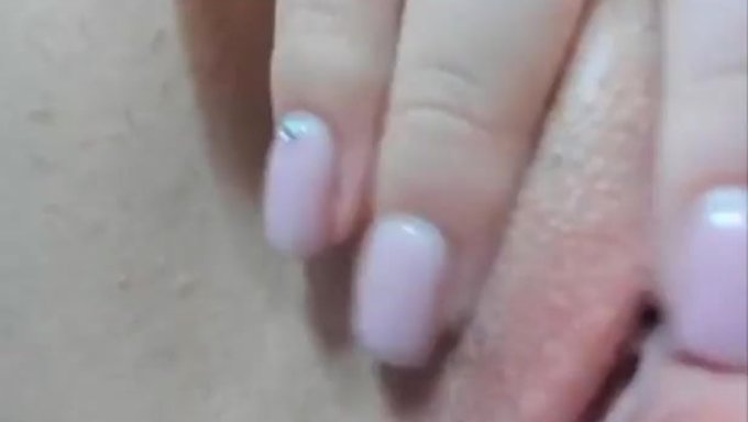 女孩在大学里做乳交和自慰