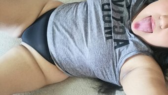 用姐姐的性玩具自慰:...