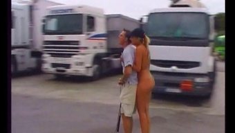 法国裸体女人在车停上...