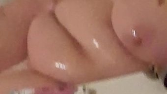 大自然乳房的手交和辣妹