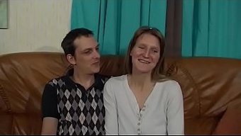 丰满的家庭主妇在摄像...