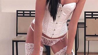 穿着白色尼龙的女神用...