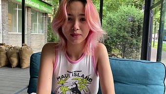 穿着性玩具在镇上漫步...