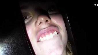 一个女孩通过一个偷窥...