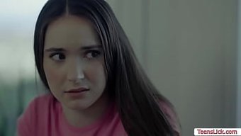 继母和继女在这个视频...