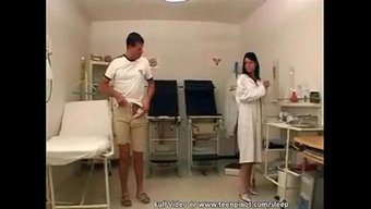 一名火辣的护士在工作...