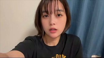 大学女生穿着牛仔裤撸...