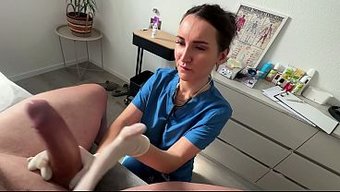 性感护士穿着紧身乳胶...
