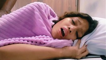 两人独享床铺,边挑逗...