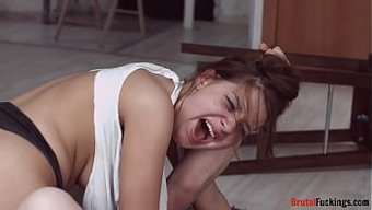 挑逗继妹的面部射精惊喜