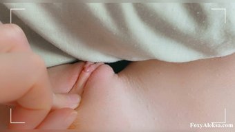 揉搓和自慰:一个娇小...
