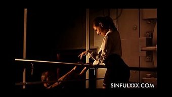 雨中射精:与一对丰满...
