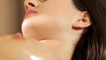 涂上油准备进行粗暴的...