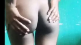 印度女孩穿着沙发接受...