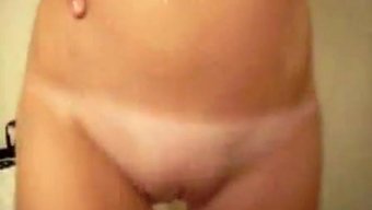 看著一個可愛的女孩脫...