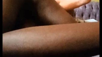 熟女在这个喷射视频中被射精