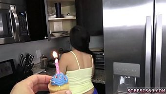 小巧的少女在俄罗斯色...
