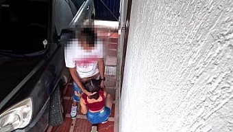 深喉女王在自制视频中...