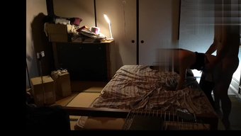一个年轻的日本业余爱...