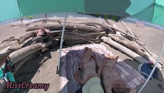 暴露狂妻子在裸体沙滩上被抓