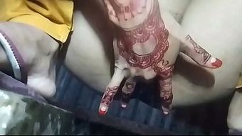一位孟加拉模特在浴室...