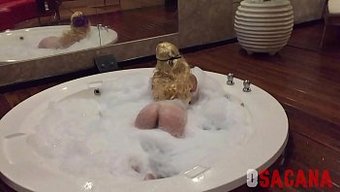 大屁股的少女(18+...