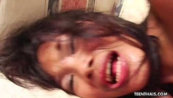泰国辣妹被精液填满她...
