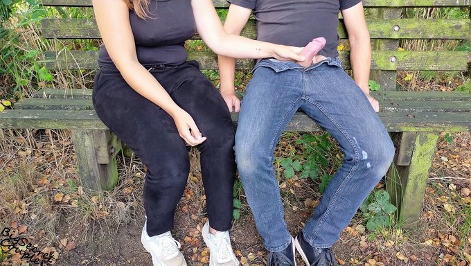 妈妈和18岁的女孩在长椅上热辣地相遇