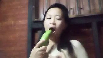 棕色皮肤的业余女孩使...