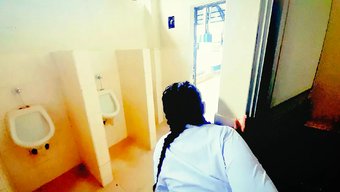 土耳其女学生与老师享...