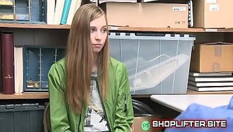 黑人少女被保安脱光衣服