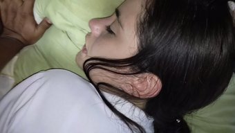 大学女孩被继父勾引