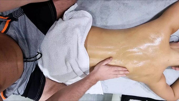 业余妻子的自制视频,她在按摩中出轨。