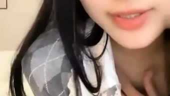 亚洲少女在公共场合裸...