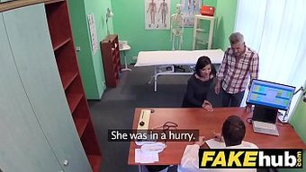出轨的妻子在假医院里...