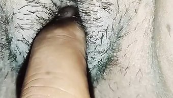 印度女友在独奏视频中...