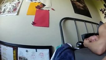 亚洲学生在宿舍里被一...