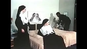多毛的修女被手指插入和操
