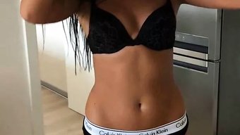 小胸部女孩享受粗暴的性爱