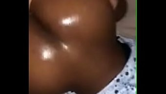 大屁股的熟女被男友从后面操