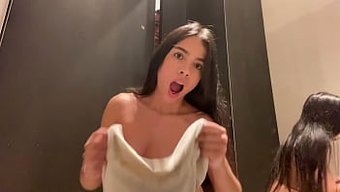 甜美的健身爱好者在商...