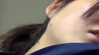 一个年轻的日本女孩知...