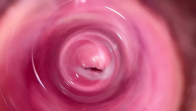 18+业余女孩mia的阴户用假阳具近距离观看