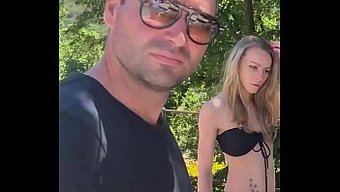 观看一个性感的金发女...