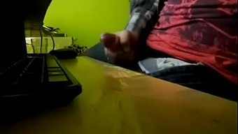 18+男同性恋在独奏...