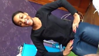 年轻的美国女孩害怕吸...