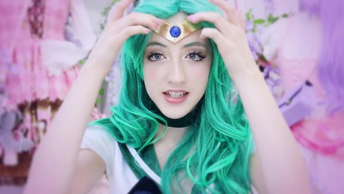 两个男人看着beckii Cruel接受水手的誓言