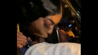 大胸部和扭动:美丽的...